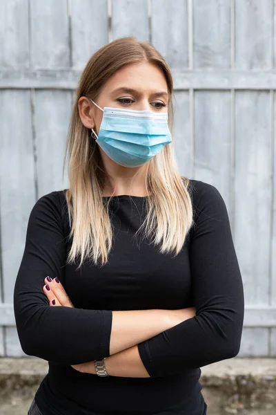 Mujer Joven Caucásica Con Máscara Quirúrgica Aire Libre Covid Cuarentena —  Fotos de Stock