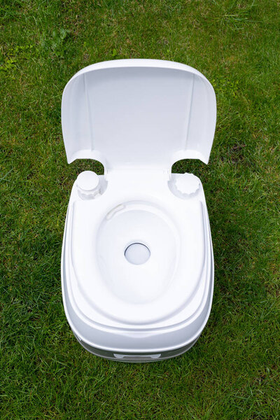 Фото чистого и химического туалета на открытом воздухе