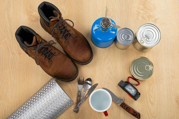 Imagem Ferramentas Acampamento Uma Mesa Tanque Gás Latas Etc Pronto — Fotografia de Stock