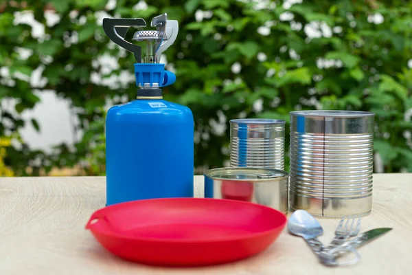 Foto Van Kampeergereedschap Een Tafel Gastank Blikken Enz Klaar Het — Stockfoto