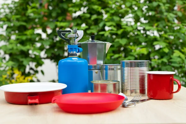 Foto Van Kampeergereedschap Een Tafel Gastank Blikken Enz Klaar Het — Stockfoto