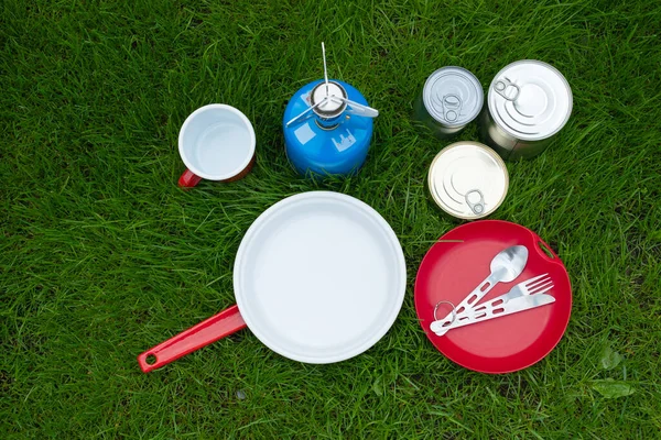 Imagem Ferramentas Acampamento Grama Mochila Barraca Tanque Gás Latas Bússola — Fotografia de Stock