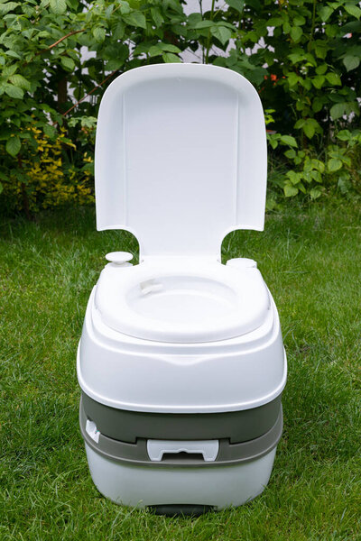 Фото чистого и химического туалета на открытом воздухе