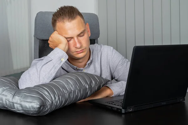 Trött Ung Affärsman Sover Vid Sitt Skrivbord — Stockfoto