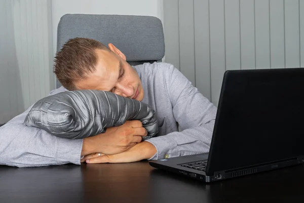 累了的年轻商人睡在他的办公桌前 — 图库照片