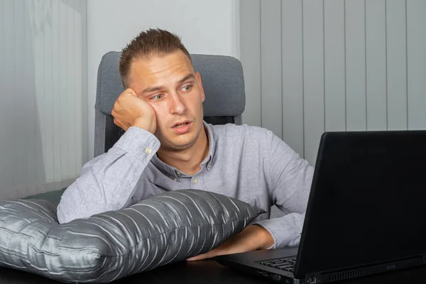 Stanco Giovane Uomo Affari Dormire Alla Sua Scrivania — Foto Stock