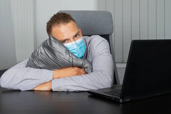 Cansado Jovem Empresário Dormindo Sua Mesa — Fotografia de Stock