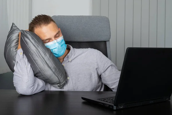 Cansado Jovem Empresário Dormindo Sua Mesa — Fotografia de Stock