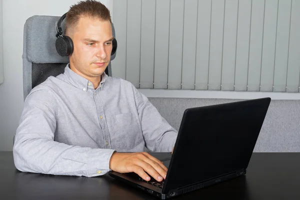 Stilig Ung Affärsman Sitter Sitt Kontor — Stockfoto