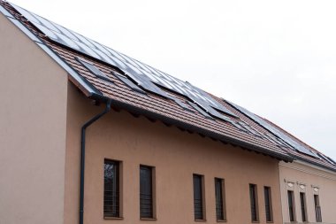 Çatıda Güneş Panelleri olan Modern Ev 