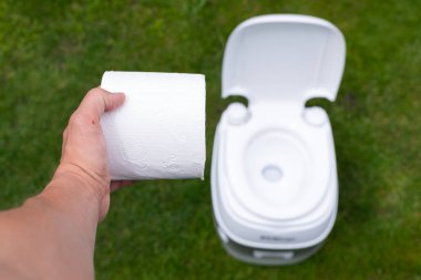 Açık havada temiz ve kimyasal bir tuvaletin resmi.
