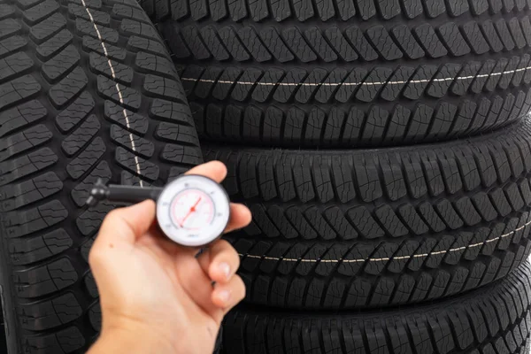 Fechar Imagem Pneu Carro Novo Preto Mão Mecânico Lado — Fotografia de Stock