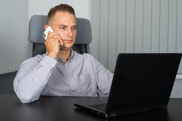 Joven Hombre Negocios Guapo Hablando Por Teléfono Oficina —  Fotos de Stock