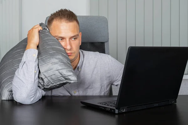 Κουρασμένος Νεαρός Επιχειρηματίας Κοιμάται Στο Γραφείο Του — Φωτογραφία Αρχείου
