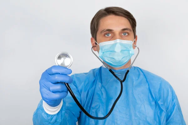 Genç Erkek Doktor Ameliyat Maskesi Takıyor Beyaz Arka Planda Koruyucu — Stok fotoğraf