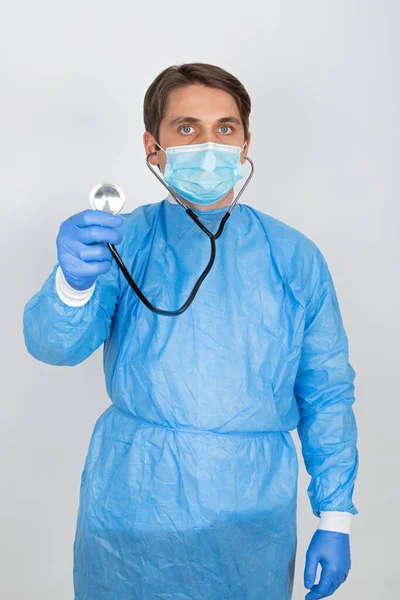 Mladý Lékař Muž Nosí Chirurgickou Masku Ochranné Oděvy Bílém Pozadí — Stock fotografie