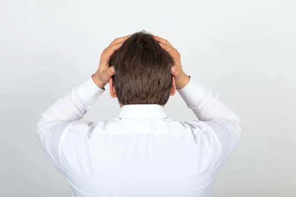 Baş Ağrısı Migren Şikayetiyle Başını Tutan Genç Bir Adamın Resmi — Stok fotoğraf