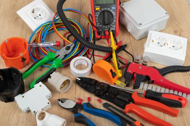 Elektrikçi ihtiyaçları için araçlar: voltaj testçileri, tel sökücüler, pense, kablolar,