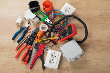 Elektrikçi ihtiyaçları için araçlar: voltaj testçileri, tel sökücüler, pense, kablolar,