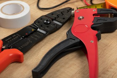 Elektrikçi ihtiyaçları için araçlar: tel sökücüler, pense, kablolar