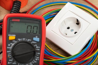 Elektrikçi ihtiyaçları için araçlar: çoklu metre, voltaj testçileri, tel sökücüler, pense,