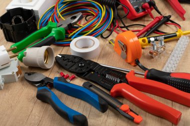 Elektrikçi ihtiyaçları için araçlar: voltaj testçileri, tel sökücüler, pense, kablolar,