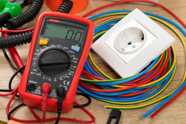Elektrikçi ihtiyaçları için araçlar: çoklu metre, voltaj testçileri, tel sökücüler, pense,