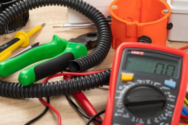 Elektrikçi ihtiyaçları için araçlar: çoklu metre, voltaj testçileri, tel sökücüler, pense,