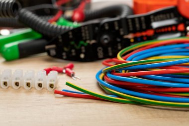 Elektrikçi ihtiyaçları için araçlar: voltaj testçileri, tel sökücüler, pense, kablolar,