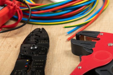 Elektrikçi ihtiyaçları için araçlar: tel sökücüler, pense, kablolar