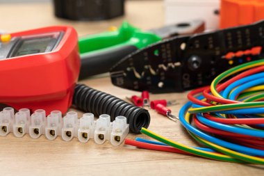 Elektrikçi ihtiyaçları için araçlar: çoklu metre, voltaj testçileri, tel sökücüler, pense,