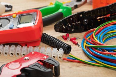Elektrikçi ihtiyaçları için araçlar: çoklu metre, voltaj testçileri, tel sökücüler, pense,