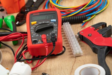 Elektrikçi ihtiyaçları için araçlar: çoklu metre, voltaj testçileri, tel sökücüler, pense,