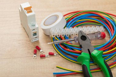 Elektrikçi ihtiyaçları için araçlar: voltaj testçileri, tel sökücüler, pense, kablolar,