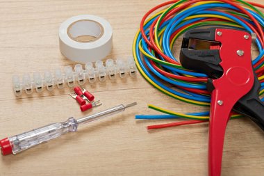 Elektrikçi ihtiyaçları için araçlar: tel sökücüler, pense, kablolar
