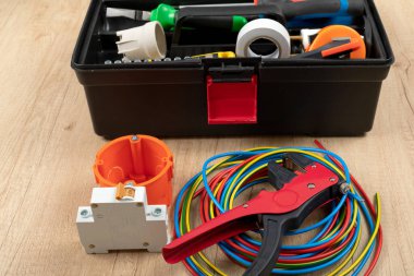 Elektrikçi ihtiyaçları için araçlar: voltaj testçileri, tel sökücüler, pense, kablolar, alet çantası