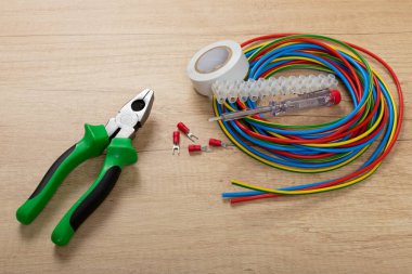 Elektrikçi ihtiyaçları için araçlar: voltaj testçileri, tel sökücüler, pense, kablolar,