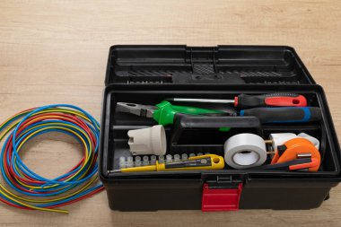 Elektrikçi ihtiyaçları için araçlar: voltaj testçileri, tel sökücüler, pense, kablolar, alet çantası