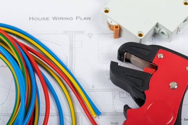Elektrikçi ihtiyaçları için araçlar: tel sökücüler, pense, kablolar