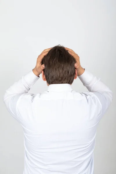 Baş Ağrısı Migren Şikayetiyle Başını Tutan Genç Bir Adamın Resmi — Stok fotoğraf
