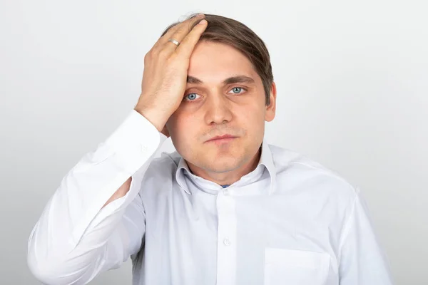 Zdjęcie Młodego Mężczyzny Trzymającego Głowę Gdy Silny Ból Głowy Lub — Zdjęcie stockowe