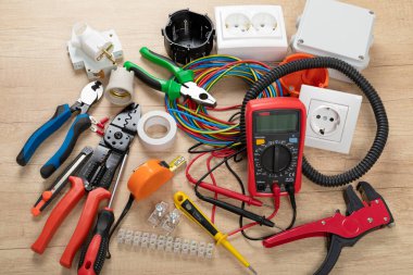 Elektrikçi ihtiyaçları için aletler: çoklu ölçer, voltaj testçileri, tel sökücüler, pense,