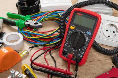 Elektrikçi ihtiyaçları için aletler: çoklu ölçer, voltaj testçileri, tel sökücüler, pense,