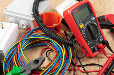 Elektrikçi ihtiyaçları için aletler: çoklu ölçer, voltaj testçileri, tel sökücüler, pense,