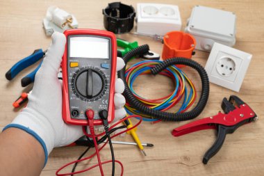 Elektrikçi ihtiyaçları için aletler: çoklu ölçer, voltaj testçileri, tel sökücüler, pense,