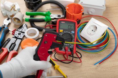 Elektrikçi ihtiyaçları için aletler: çoklu ölçer, voltaj testçileri, tel sökücüler, pense,