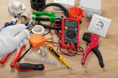 Elektrikçi ihtiyaçları için aletler: çoklu ölçer, voltaj testçileri, tel sökücüler, pense,