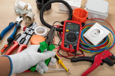 Elektrikçi ihtiyaçları için aletler: çoklu ölçer, voltaj testçileri, tel sökücüler, pense,
