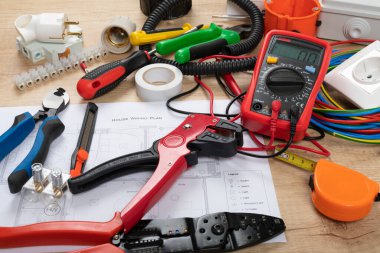 Elektrikçi ihtiyaçları için aletler: çoklu ölçer, voltaj testçileri, tel sökücüler, pense,