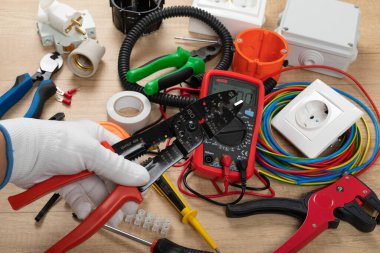 Elektrikçi ihtiyaçları için aletler: çoklu ölçer, voltaj testçileri, tel sökücüler, pense,